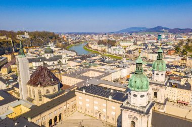17. yüzyıldan Salzburg Katedrali veya Salzburger Dom'un havadan görünümü. Salzburg, Avusturya'daki güzel barok Roma Katolik Kilisesi.