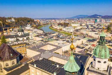 17. yüzyıldan Salzburg Katedrali veya Salzburger Dom'un havadan görünümü. Salzburg, Avusturya'daki güzel barok Roma Katolik Kilisesi.