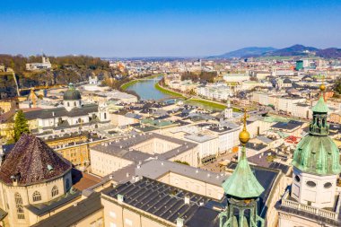 17. yüzyıldan Salzburg Katedrali veya Salzburger Dom'un havadan görünümü. Salzburg, Avusturya'daki güzel barok Roma Katolik Kilisesi.