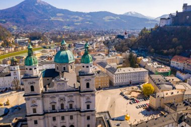 17. yüzyıldan Salzburg Katedrali veya Salzburger Dom'un havadan görünümü. Salzburg, Avusturya'daki güzel barok Roma Katolik Kilisesi.