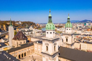 17. yüzyıldan Salzburg Katedrali veya Salzburger Dom'un havadan görünümü. Salzburg, Avusturya'daki güzel barok Roma Katolik Kilisesi. 