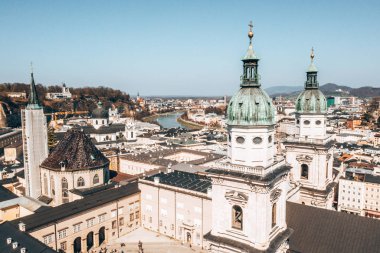 17. yüzyıldan Salzburg Katedrali veya Salzburger Dom'un havadan görünümü. Salzburg, Avusturya'daki güzel barok Roma Katolik Kilisesi. 