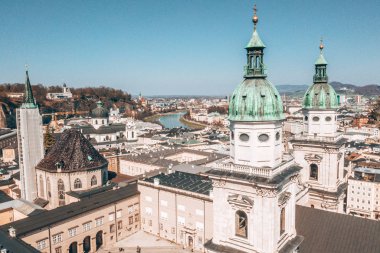 17. yüzyıldan Salzburg Katedrali veya Salzburger Dom'un havadan görünümü. Salzburg, Avusturya'daki güzel barok Roma Katolik Kilisesi. 