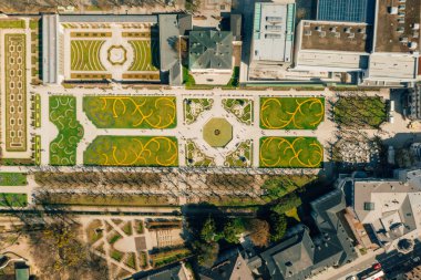 10 Mayıs 2019. Salzburg, Avusturya. Salzburg, Avusturya'daki ünlü Mirabell Bahçeleri'nin havadan görünümü 