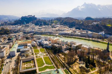 10 Mayıs 2019. Salzburg, Avusturya. Salzburg, Avusturya'daki ünlü Mirabell Bahçeleri'nin havadan görünümü 