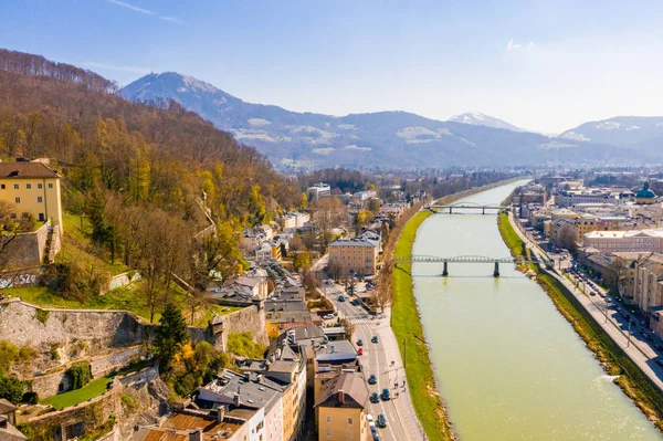 Salzburg, Avusturya'da Salzach Nehri üzerindeki güzel köprüler.