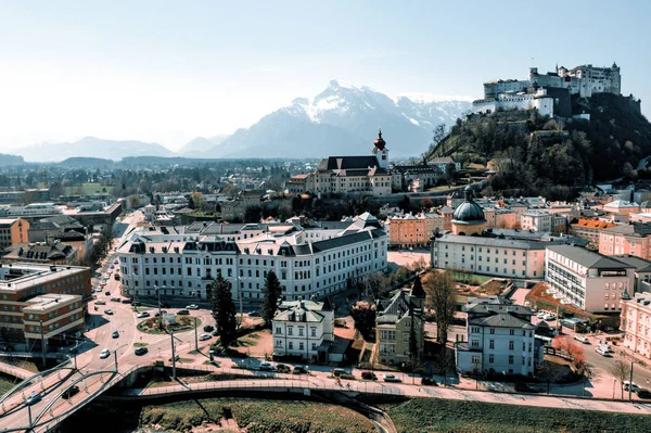 Вид Город Воздуха Австрийский Традиционный Стиль Могучими Альпами Заднем Плане — стоковое фото