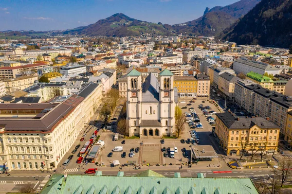 Вид Город Воздуха Австрийский Традиционный Стиль Могучими Альпами Заднем Плане — стоковое фото