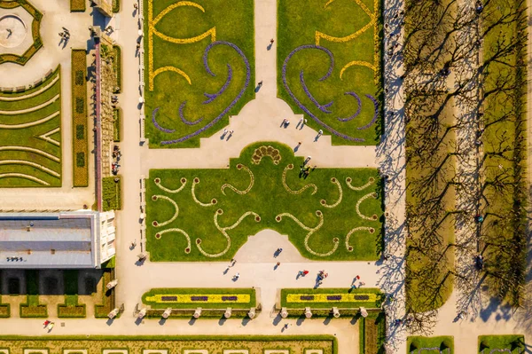 10 Mayıs 2019. Salzburg, Avusturya. Salzburg, Avusturya'daki ünlü Mirabell Bahçeleri'nin havadan görünümü 