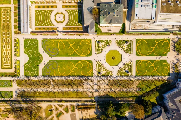 10 Mayıs 2019. Salzburg, Avusturya. Salzburg, Avusturya'daki ünlü Mirabell Bahçeleri'nin havadan görünümü 