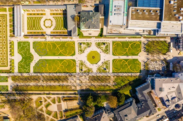 10 Mayıs 2019. Salzburg, Avusturya. Salzburg, Avusturya'daki ünlü Mirabell Bahçeleri'nin havadan görünümü 