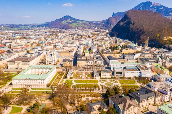 10 Mayıs 2019. Salzburg, Avusturya. Salzburg, Avusturya'daki ünlü Mirabell Bahçeleri'nin havadan görünümü 