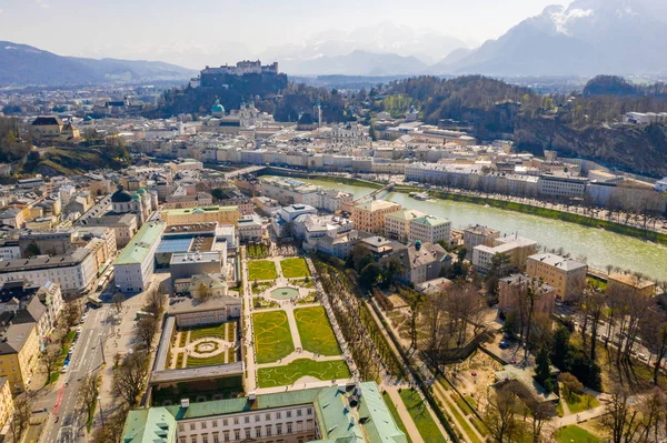 10 Mayıs 2019. Salzburg, Avusturya. Salzburg, Avusturya'daki ünlü Mirabell Bahçeleri'nin havadan görünümü 