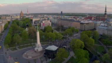Eski şehir, central park ve özgürlük Milda heykeli üzerinde Hava Riga görünümü. Gün batımı zamanı.