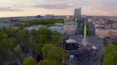 Eski şehir, central park ve özgürlük Milda heykeli üzerinde Hava Riga görünümü. Gün batımı zamanı.