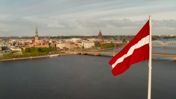 Drapeau Letton Agitant Vent Avec Une Ville Riga Arrière Plan — Video