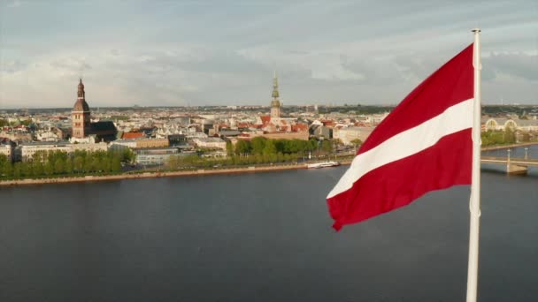 Λεττονική Σημαία Που Κουνώντας Τον Άνεμο Μια Πόλη Της Ρίγας — Αρχείο Βίντεο