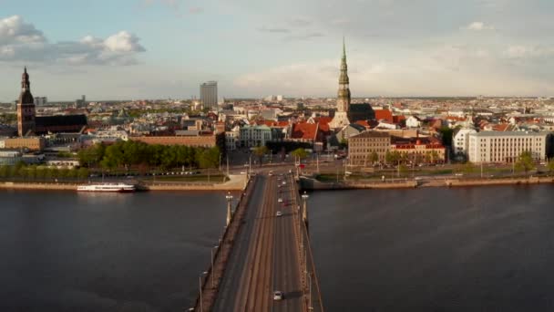 Vista Aérea Riga Sobre Casco Antiguo Parque Central Estatua Libertad — Vídeo de stock