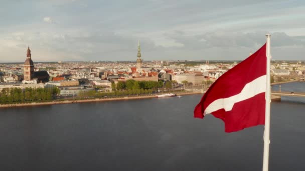 Drapeau Letton Agitant Vent Avec Une Ville Riga Arrière Plan — Video