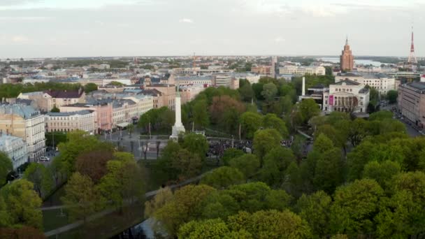 Vista Aérea Riga Sobre Casco Antiguo Parque Central Estatua Libertad — Vídeo de stock