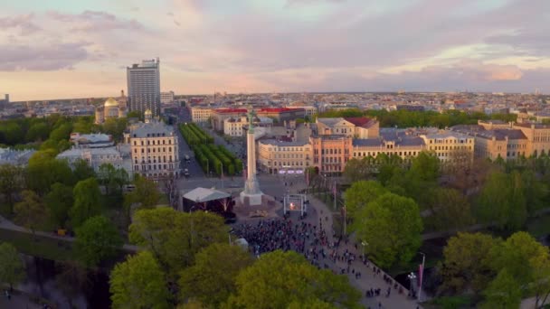 Aerial Riga View Old Town Central Park Statue Liberty Milda — Stock Video