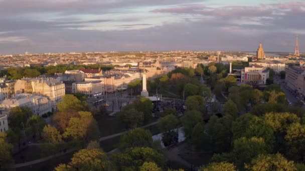Aerial Riga View Old Town Central Park Statue Liberty Milda — Stock Video