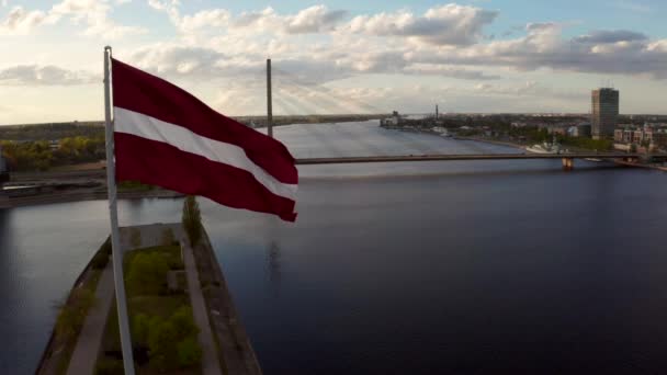 Bandera Letonia Ondeando Viento Con Una Ciudad Riga Fondo — Vídeo de stock