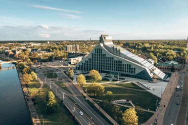 Riga, Letonya. 10 Nisan 2019. Riga'daki Letonya Milli Kütüphanesi'nin görünümü.