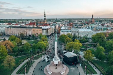 Riga'nın eski şehir, özgürlük heykeli ve milli kütüphane üzerinde güzel havadan görünümü. Güzel Letonya. 