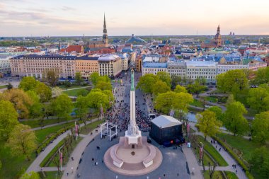 Riga'nın eski şehir, özgürlük heykeli ve milli kütüphane üzerinde güzel havadan görünümü. Güzel Letonya. 
