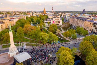 Riga'nın eski şehir, özgürlük heykeli ve milli kütüphane üzerinde güzel havadan görünümü. Güzel Letonya. 