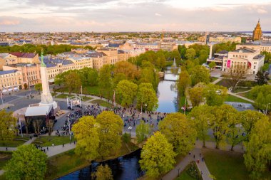 Riga'nın eski şehir, özgürlük heykeli ve milli kütüphane üzerinde güzel havadan görünümü. Güzel Letonya. 