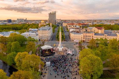Riga'nın eski şehir, özgürlük heykeli ve milli kütüphane üzerinde güzel havadan görünümü. Güzel Letonya. 