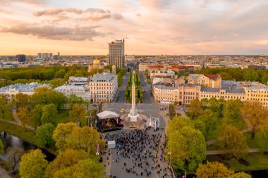 Riga'nın eski şehir, özgürlük heykeli ve milli kütüphane üzerinde güzel havadan görünümü. Güzel Letonya. 