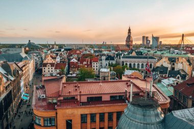 Riga'nın eski şehir, özgürlük heykeli ve milli kütüphane üzerinde güzel havadan görünümü. Güzel Letonya. 