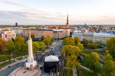 Riga'nın eski şehir, özgürlük heykeli ve milli kütüphane üzerinde güzel havadan görünümü. Güzel Letonya. 