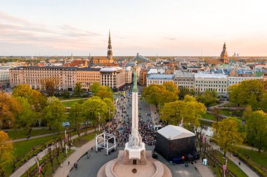 Riga'nın eski şehir, özgürlük heykeli ve milli kütüphane üzerinde güzel havadan görünümü. Güzel Letonya. 