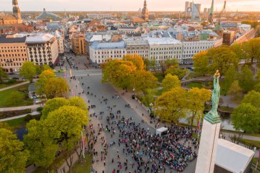 Riga'nın eski şehir, özgürlük heykeli ve milli kütüphane üzerinde güzel havadan görünümü. Güzel Letonya. 