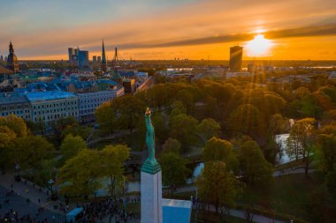 Central Park ve özgürlük heykeli yakınındaki Riga üzerinde gün batımı görünümü. 