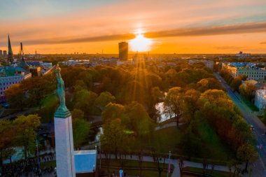Central Park ve özgürlük heykeli yakınındaki Riga üzerinde gün batımı görünümü. 