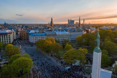 Central Park ve özgürlük heykeli yakınındaki Riga üzerinde gün batımı görünümü. 
