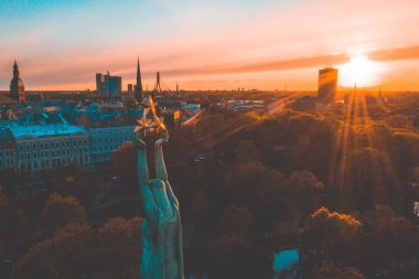 Central Park ve özgürlük heykeli yakınındaki Riga üzerinde gün batımı görünümü. 