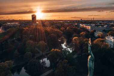 Central Park ve özgürlük heykeli yakınındaki Riga üzerinde gün batımı görünümü. 