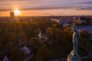 Central Park ve özgürlük heykeli yakınındaki Riga üzerinde gün batımı görünümü.