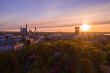 Central Park ve özgürlük heykeli yakınındaki Riga üzerinde gün batımı görünümü. 