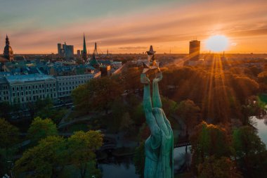 Central Park ve özgürlük heykeli yakınındaki Riga üzerinde gün batımı görünümü.  