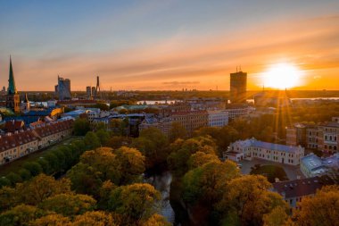 Riga'nın eski şehir, özgürlük heykeli ve milli kütüphane üzerinde güzel havadan görünümü. Güzel Letonya.