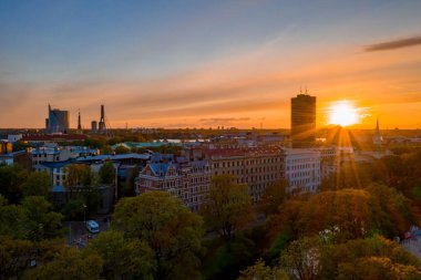 Riga'nın eski şehir, özgürlük heykeli ve milli kütüphane üzerinde güzel havadan görünümü. Güzel Letonya.