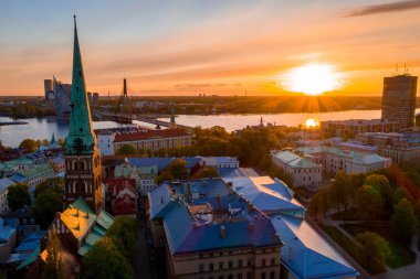 Riga'nın eski şehir, özgürlük heykeli ve milli kütüphane üzerinde güzel havadan görünümü. Güzel Letonya.