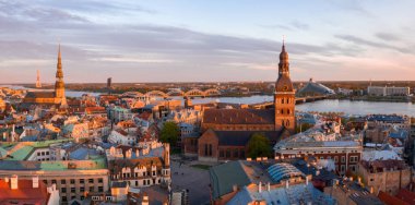 Riga'nın eski şehir, özgürlük heykeli ve milli kütüphane üzerinde güzel havadan görünümü. Güzel Letonya.